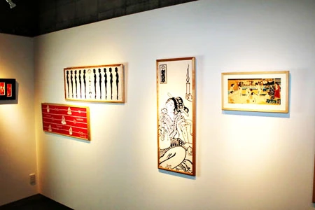  店内では販売している手ぬぐいを掛け軸のようにレイアウトし飾っている