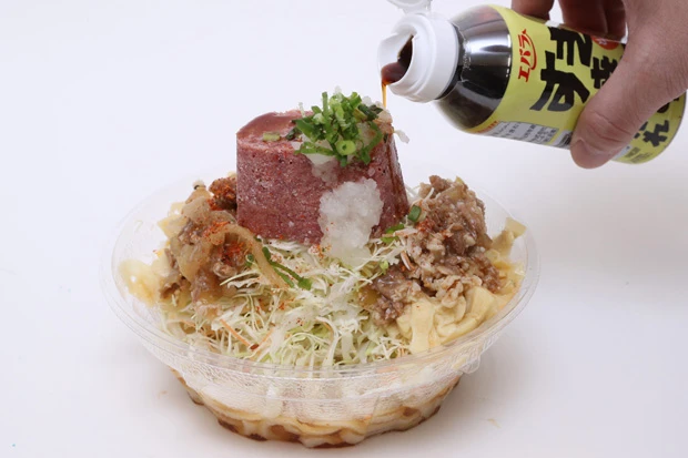 肉野菜マシマシうどん(穂先メンマ+すき焼きのたれ+コンビーフ+コールスロー+たっぷり牛肉のおろしうどん<ローソン>)究極のカサマシ。野菜や肉を足して、味が薄くならないようにすき焼きのたれで自分好みに調節しよう