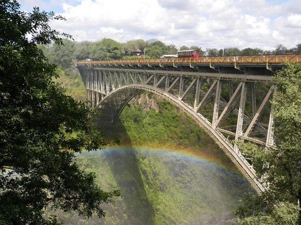 ザンビアとジンバブエを繋ぐ橋と虹