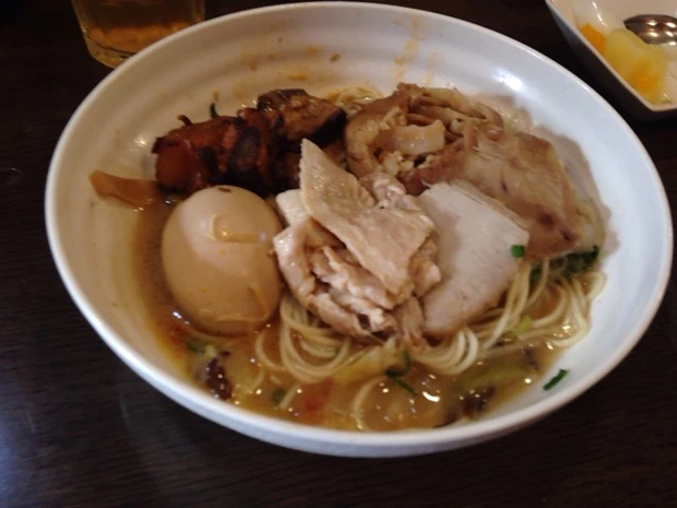 トッピングの組み合わせは自由。もちろん麺やスープが隠れるほどチャーシューで覆い尽くすことも!