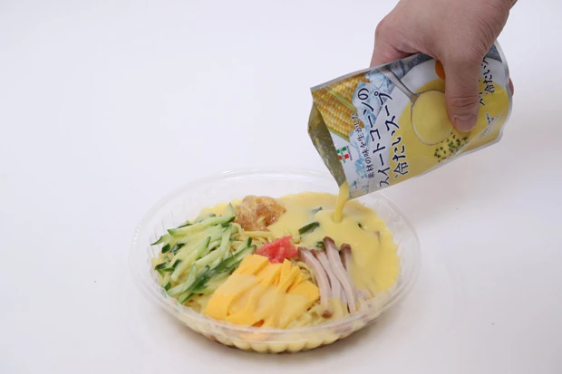 冷しコーンスープ中華(冷製コーンスープ+冷し中華)コーンスープの甘みの後に冷し中華の酸味が追いかけてきて、絶妙な味に変化!