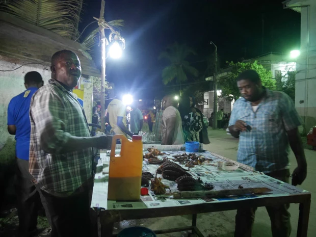 つまみに立ち食いタコはイカが~? ちょっと不安だったけど、とっても美味しくてお腹も壊さなかったよ!