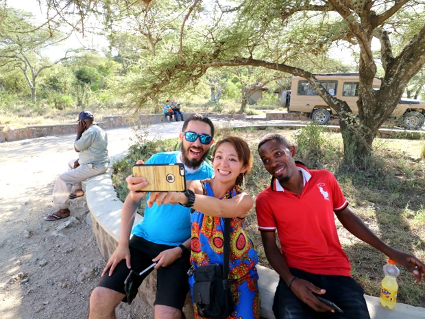 息ピッタリのツアーメイトとセルフィー! 奥にサファリカー