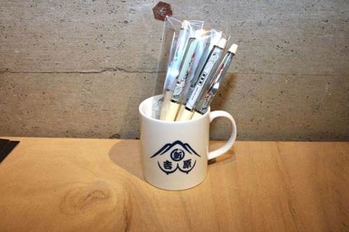  デンマーク製のフローティングペン。猫が横切ると遊女の胸元が露（あらわ）になる仕掛けとなっている