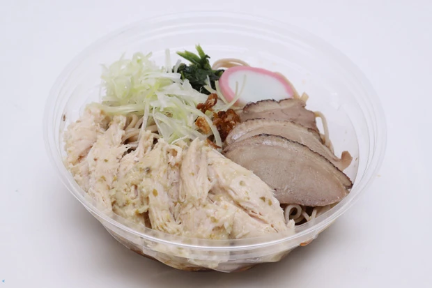 和風鳥まみれそば(ゆず胡椒のサラダチキン+冷しあい鴨ねぎそば<ファミリーマート>)ゆず胡椒のピリッとした風味がいいアクセントに! わさびのような役目をしてくれる