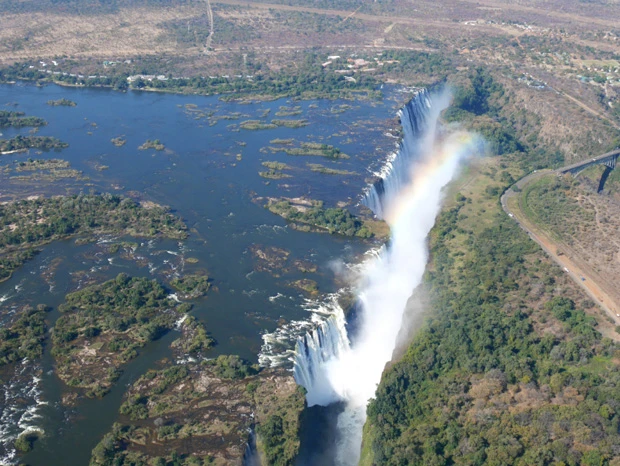 空から見たビクトリアフォールズ。地球の割れ目!