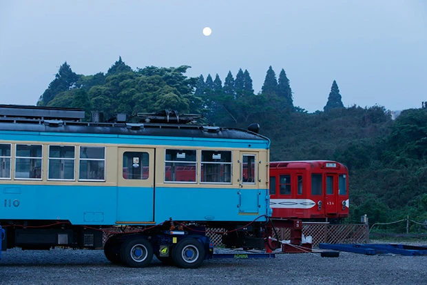 道路を走るため、タイヤが取りつけられた１１０号車両。たどり着いた先には、かつて地下鉄丸ノ内線で活躍した電車の姿が！　この電車もホンモノ鉄ドクターの所有物？