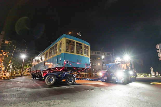 ＰＭ１１：１０　２日目の作業は、架線の電流を止める作業がないので、トレーラーは終電車が強羅駅に到着する前に出発。箱根の山道を自転車と同じ程度のスピードで進む