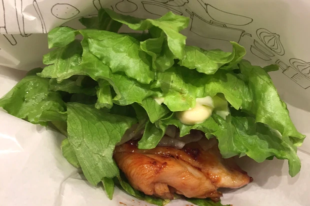 バンズの代わりにレタスを使用。味はもちろんウマいが、少々おなかが物足りないかも