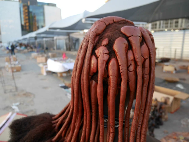 ヒンバ族の髪アップ! 髪の毛も赤土が塗ってあり、まとまっています