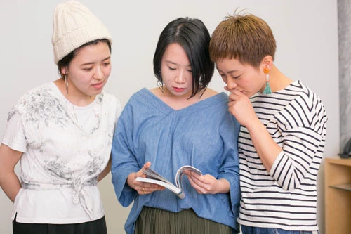 すっかり意気投合した3人はそれぞれの写真を興味津々に覗いていた