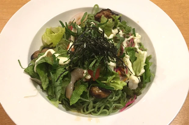 ホウレンソウを練り込んだ糖質控えめの麺を使用。食感は普通の中華麺と変わらない