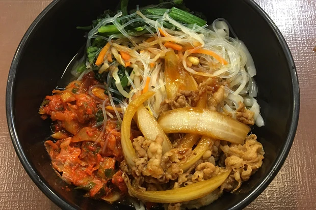 こんにゃく麺を使用して、野菜もたっぷり。後のせコチュジャンが食欲をそそる