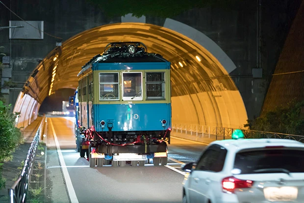 天井に電車がぶつからないよう、センターラインを少々はみ出してトンネル内を走行する