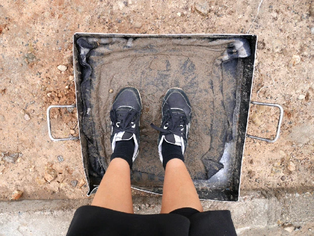靴の裏を消毒。なんだか夏休みにプールに入る時の気分だ