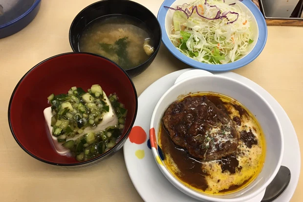 だし豆腐はキュウリのみずみずしい食感や大葉の風味でサッパリと食べられる