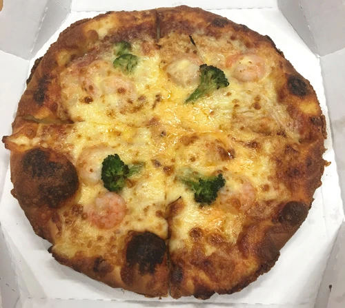 思いのほか、具もチーズもたっぷり入っている。生地の薄さもまったく気にならず、美味!