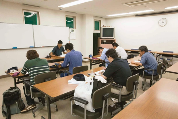 1日目の講習が終わった後は筆記試験。選択式だが意外に難問なので、大事な用語はちゃんと覚えよう。ちなみに60点以上で合格