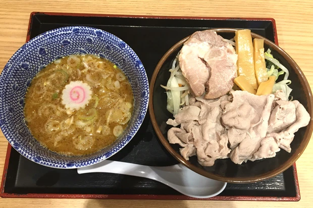 麺の代わりに豚肉を使用。肉は10枚ほど入っている。モヤシなどの野菜もうれしい