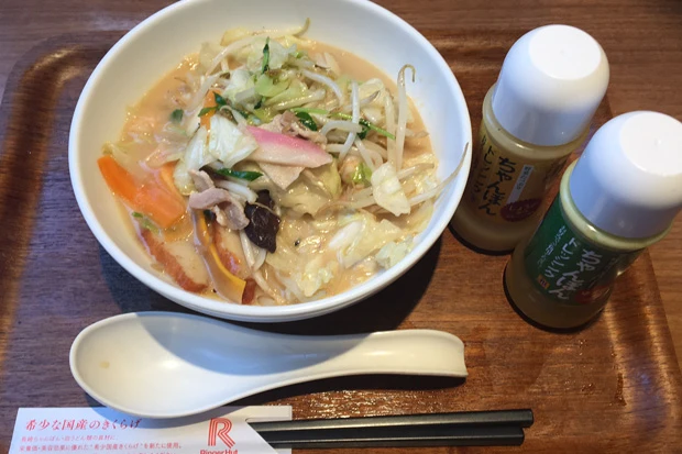 海老に豚肉にさつま揚げ、モヤシにキャベツなどかなりの具だくさんで満腹満足!!