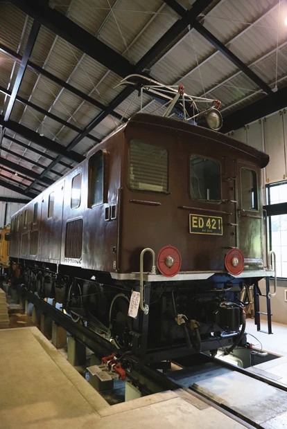 かつて碓氷峠で活躍し、準鉄道記念物にもなっているED42は車庫内で保存。車両の下をのぞけば、その特徴である歯車が見られる
