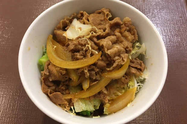 ご飯の代わりに豆腐を使った牛丼。ポン酢もかかっていて味は濃く、満足度は高い