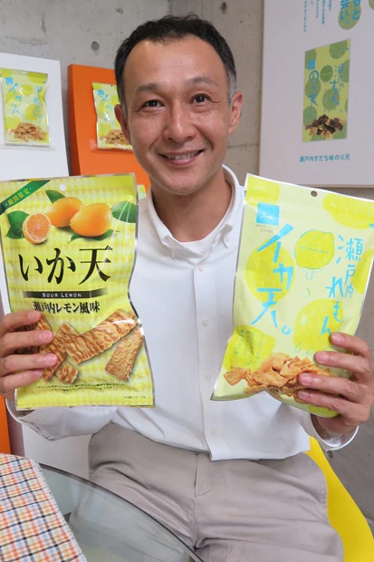 広島県に本社のある、まるか食品の松枝企画課長。右手に持つ初代のパッケージは「いか天瀬戸内レモン風味」と、表記も微妙に今とは違った」