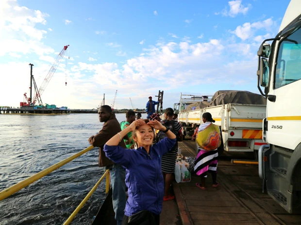 ザンビアからボツワナへ行くために、地元民とフェリーでザンベジ川を渡ります