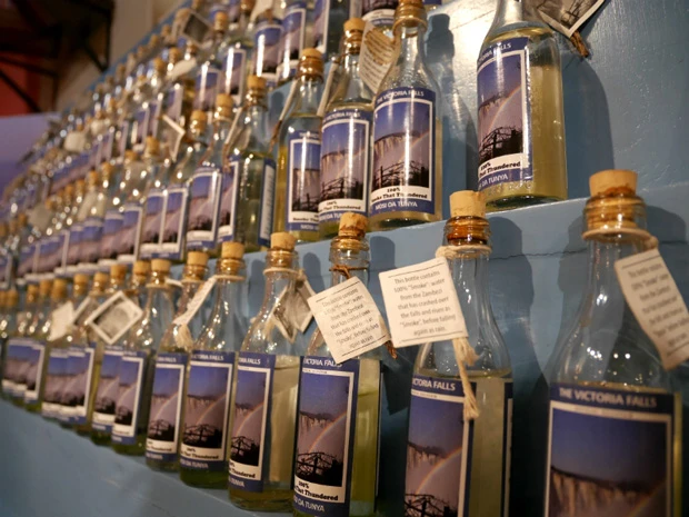 100兆ドル札よりも価値がある? ビクトリアフォールズの水