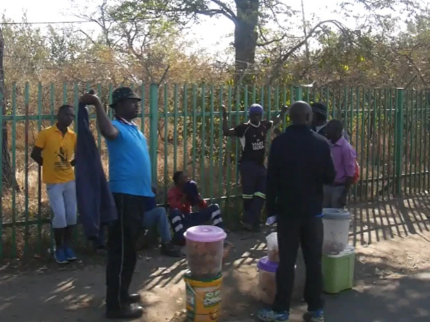 歩いていると物売りがジンバブエドルを売りに来るよ