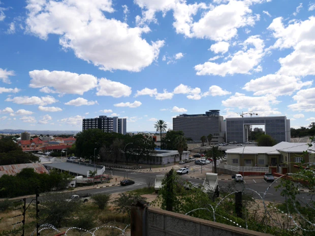 真ん中の建物がヒルトンホテル。右は役所