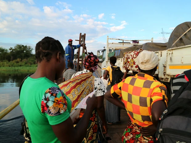 ザンベジ川を渡るフェリー。現地の人たちは派手な柄が良く似合う