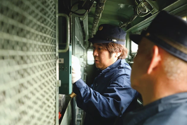 進行方向が変わるため、機械室にてATS切り替えスイッチを切り替えるセキネ。その目は真剣そのもの