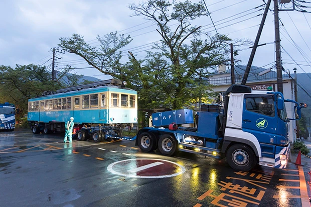 ＡＭ４：２０　トレーラーに連結して、出発を待つ