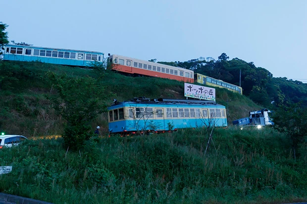 AM4:15 箱根から運ばれた電車が到着したのは、いろんな種類の車両が並ぶ千葉県の鉄道広場「ポッポの丘」。なぜ埼玉じゃなく千葉に!?