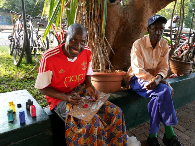 ハンドメイドのお土産を作成中