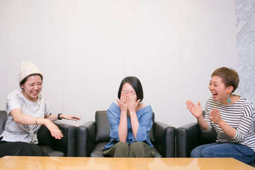 全員、『脱いでみた』の後にもヌードモデルを経験していたことに驚き、笑う3人