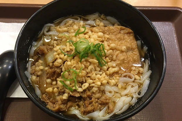 こんにゃく麺を使用。肉のほか、揚げ玉や少し甘めのきつねも入っている。だしもウマい