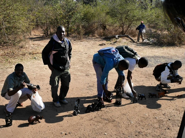 どこからともなく現れ、ニコニコと木彫りを並べる物売りの姿がちょっとかわいい