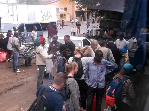 バスに乗る直前にザンビアのお金をナミビアランドに両替。右奥の白と水色のスタジャンを着た人が両替商