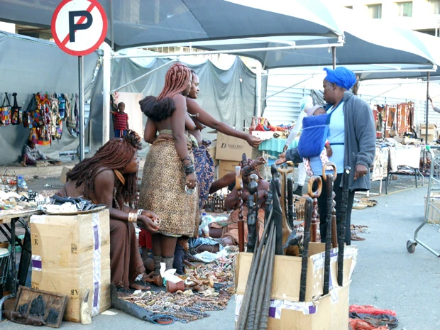 ヒンバ族商売中!