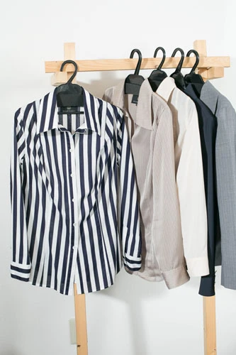 HEART CLOSETのシャツやジャケット。胸で引き上げられる分、前の裾が長くなっていたりと随所に工夫が施されている