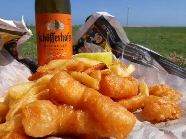 この街一番のフィッシュアンドチップス店のカラマリとドイツビール