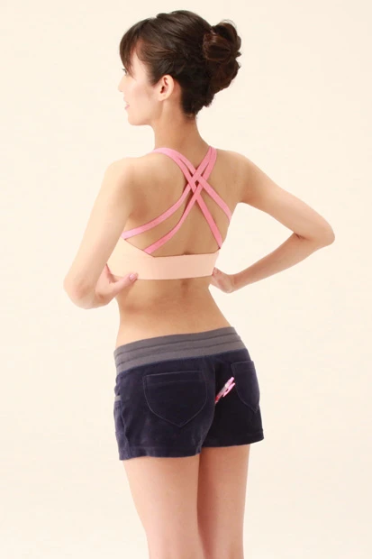 お尻にペン!? これが肛筋ダイエットの基本ポーズ。詳しくは来週、解説していただきます