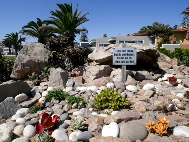 「見て楽しんで! お庭に入らないでね!」と書いてあります