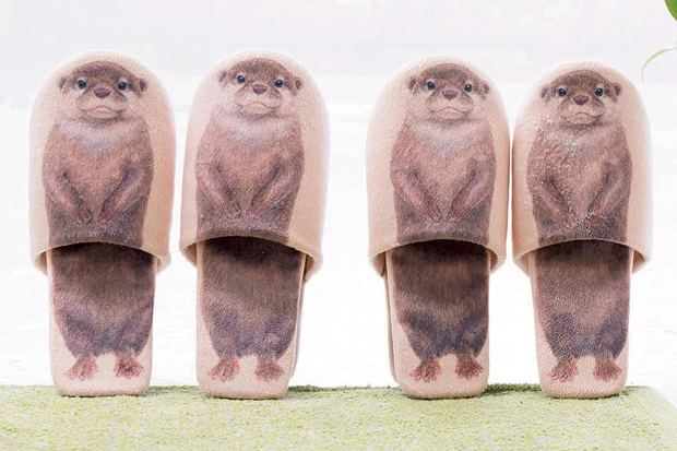 オンラインショップ『ＹＯＵ＋ＭＯＲＥ！』で販売中の「自立するカワウソスリッパ」（１９５０円＋税）