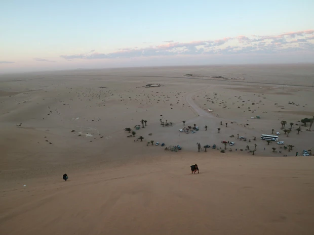 上から見ると角度を感じないが、下から見るとなかなかの急勾配