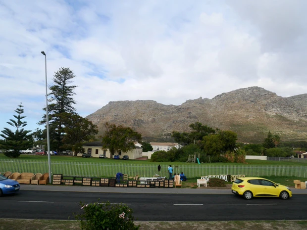 車窓から路上で家具を売っている人たち発見