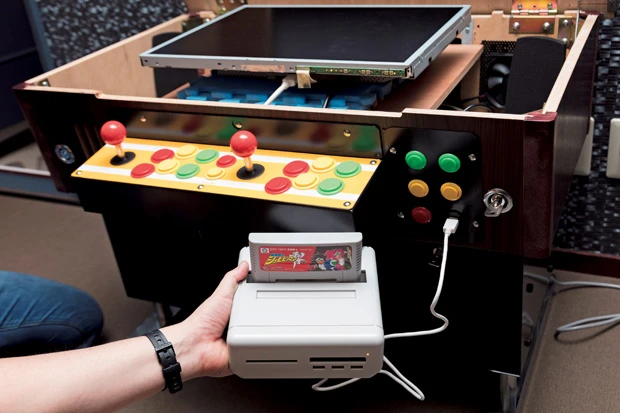 80、90年代の懐かしゲームをプレイできる互換機「レトロフリーク」が内蔵されており、ファミコン、スーファミ、メガドラ、ゲームボーイ、さらにPCエンジンのソフトまで楽しむことができる