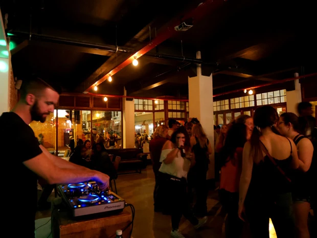 宿はクラブ状態